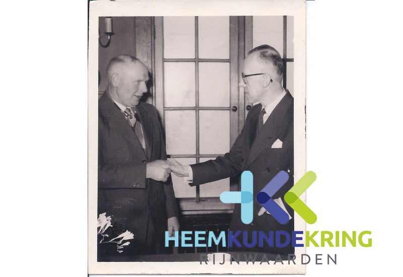 Lobith 01-02-1956 Oud burgemeester Daalderop en.... F0000031